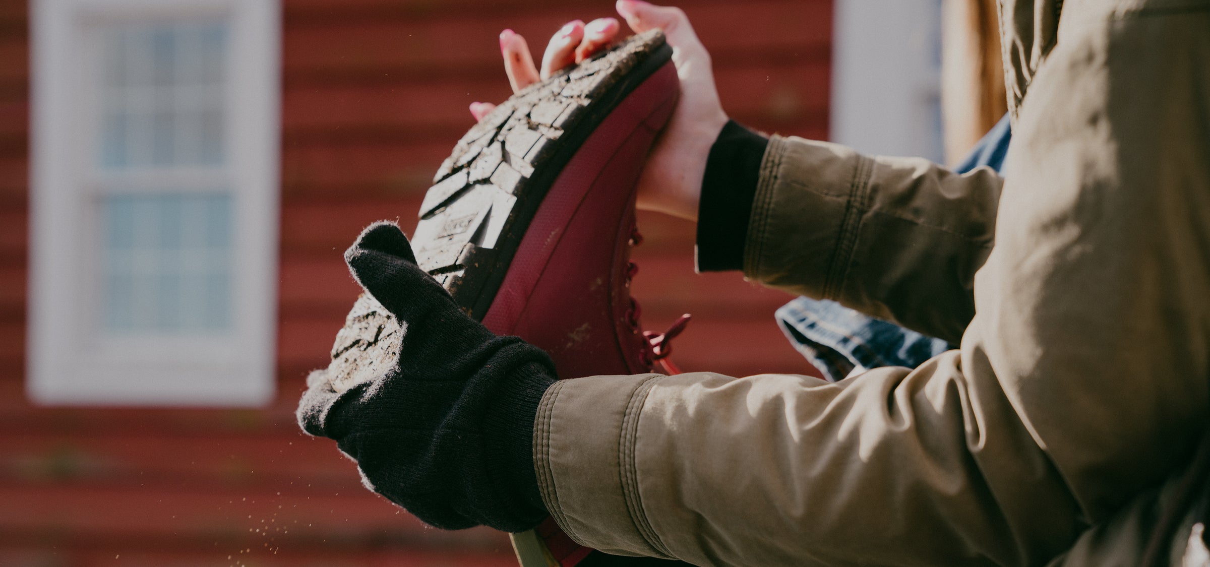 Person, die einen Stiefel auszieht