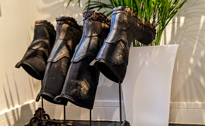 Stiefel trocknen auf einem Gestell